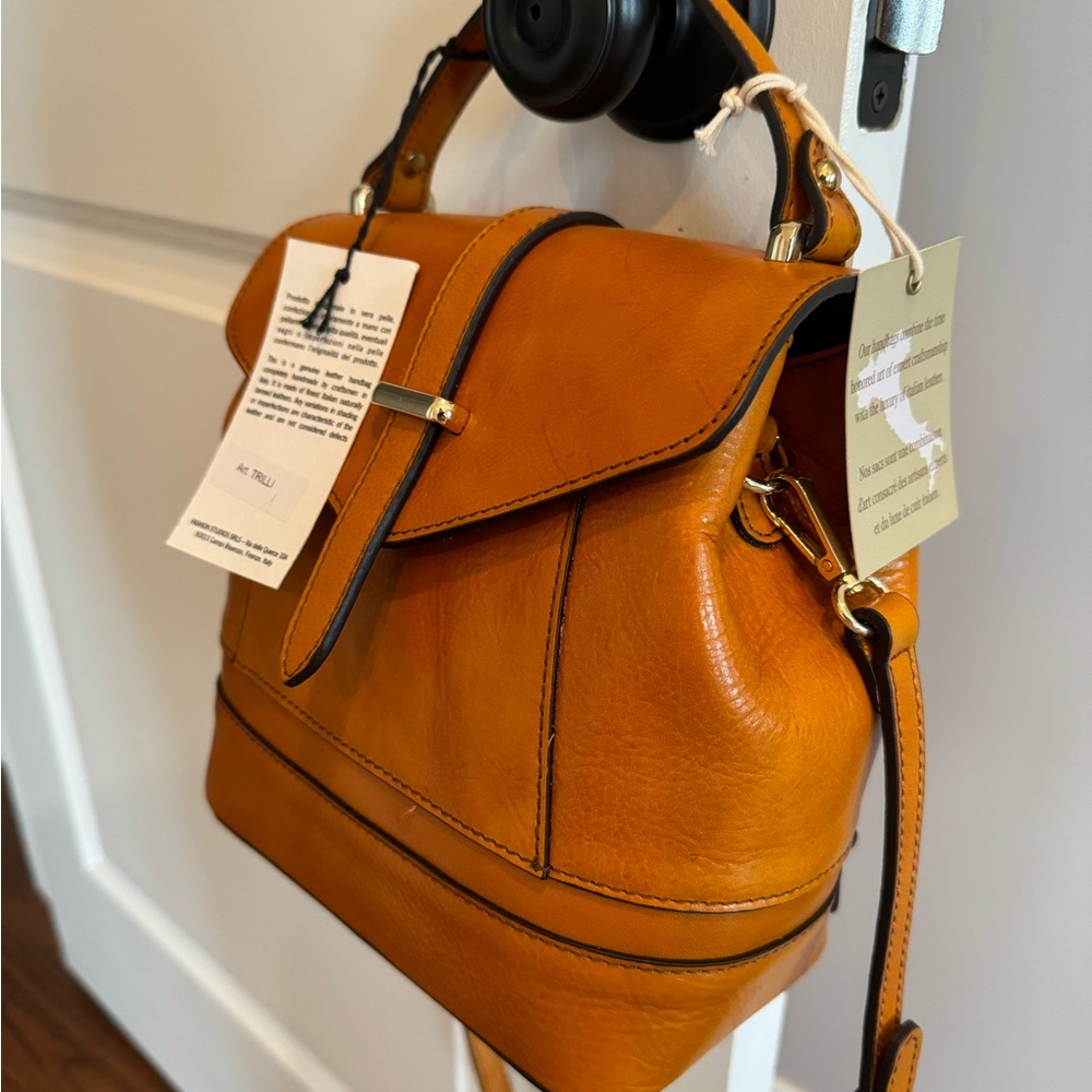 NWT leather “backpack” / tote bag by Divina Firenze. Camel colored leather. - Picture 2 of 5